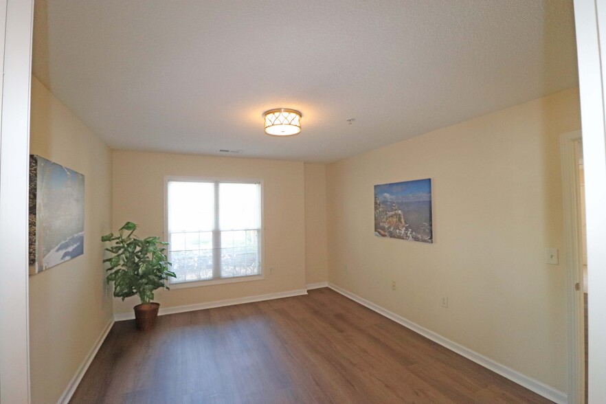 Big bedroom window - 2500 Friedland Pl