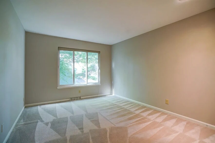 Building Photo - 11 Gray Birch Trl