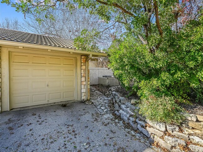 Building Photo - 519 Rock Bluff Dr