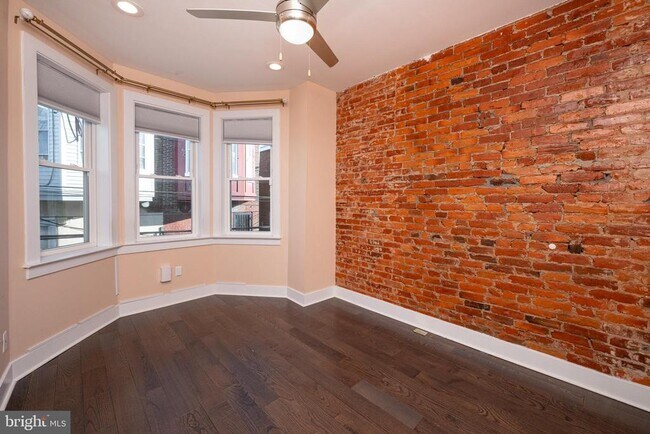 Building Photo - 1443 N Hollywood St