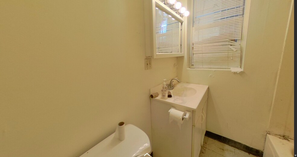 Building Photo - 142 Hemenway St