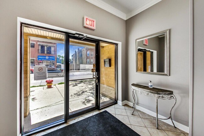 Building Photo - 2040 W Belmont Ave
