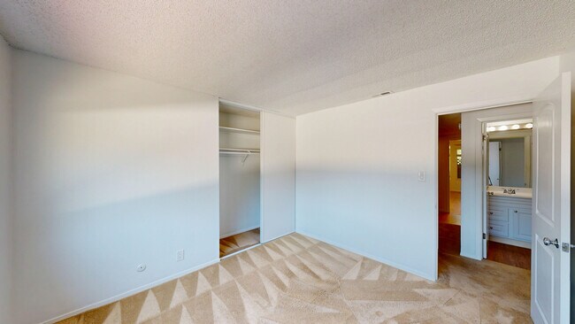 Building Photo - 827 Las Gallinas Ave