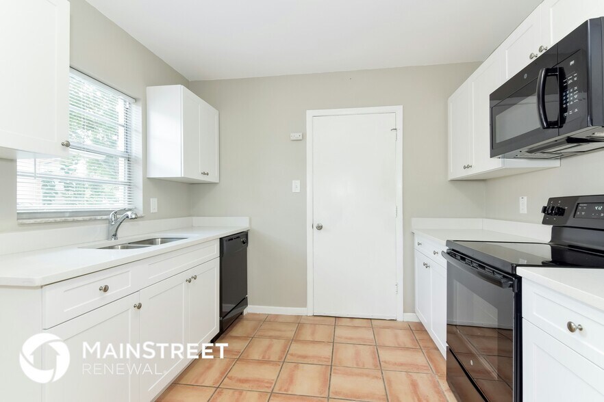 Building Photo - 13210 Silvercreek Dr