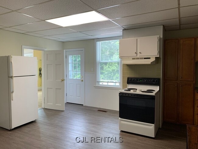 Building Photo - 275 Crescent St