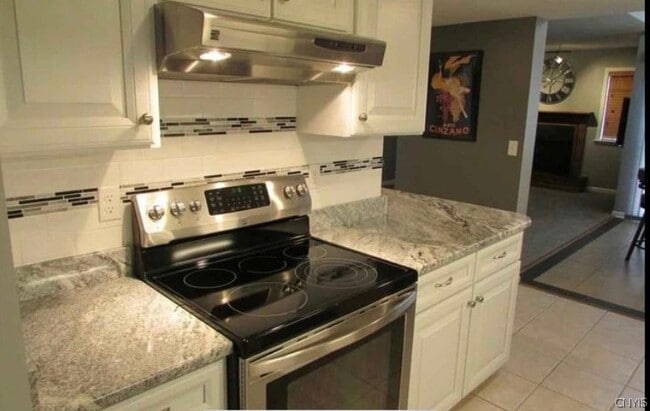 Building Photo - 372 Summerhaven Dr N