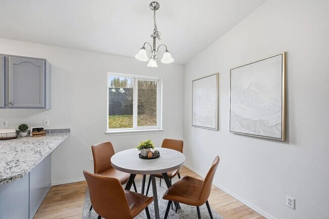 Building Photo - Spacious 4-Bed / 3-Bath South Hill Home — Views, Central A/C, Attached Garage