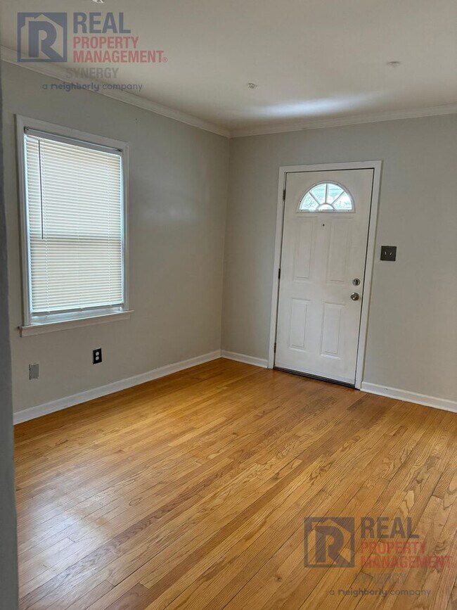 Building Photo - Charming Two Bedroom House