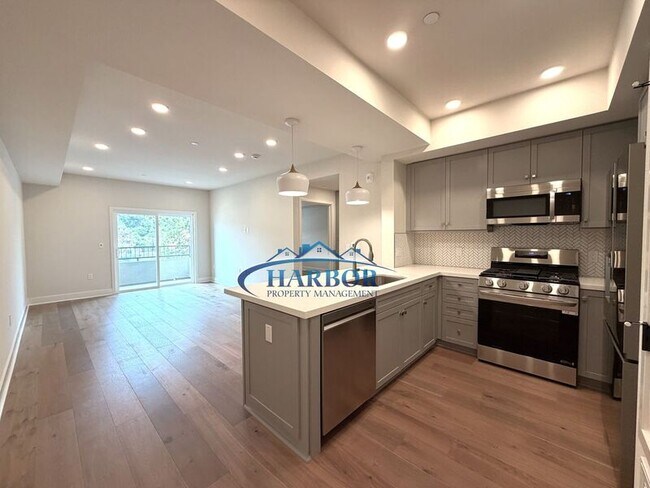 Building Photo - 927 Deep Valley Dr