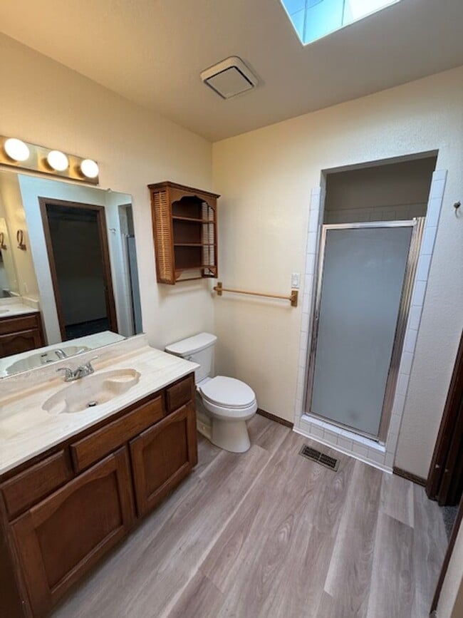 Building Photo - Recently updated 2 Bedroom 2 Bath Townhouse located in the popular foot hills area!