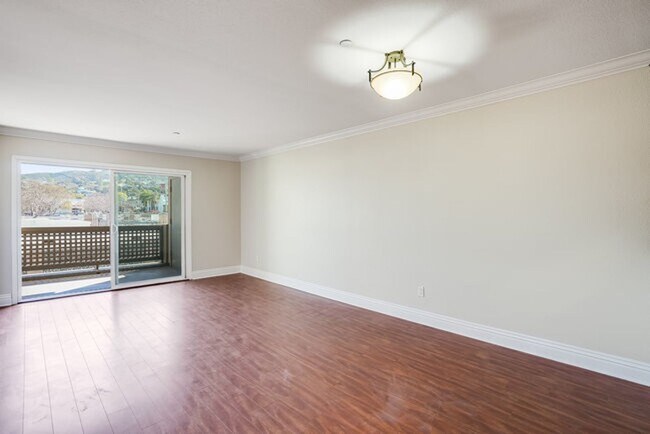 Building Photo - Beautiful 2 Bedroom 2 Bathroom Condo in La...