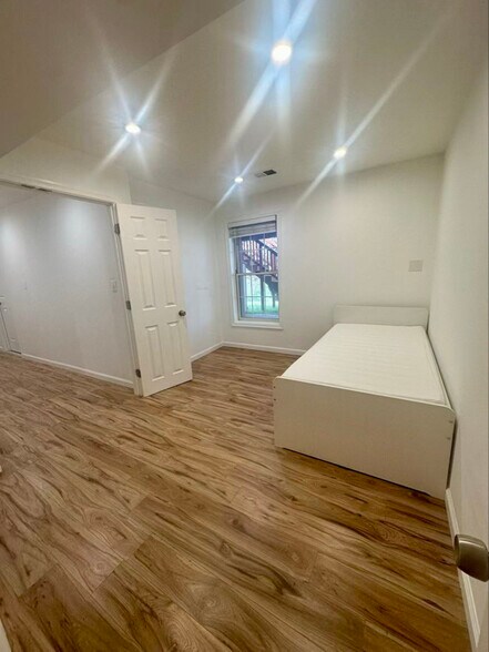 Building Photo - 5706 Regal Crest Ct