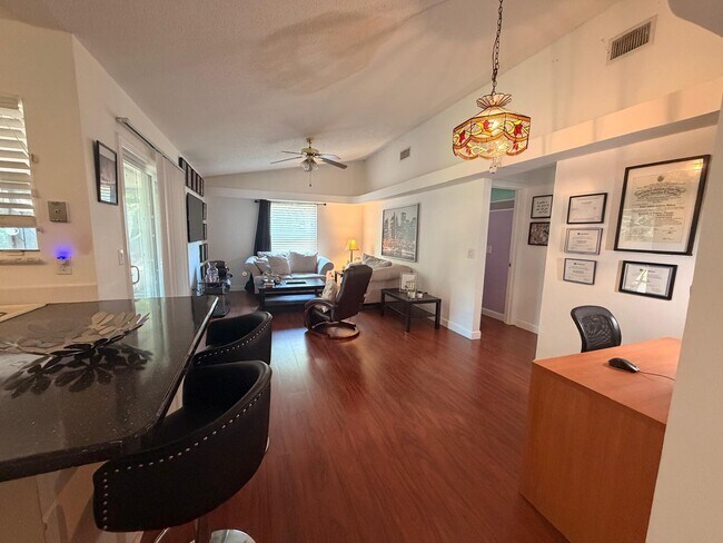 Building Photo - 1902 SW Aladdin St