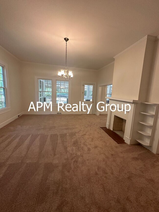 Building Photo - Private Country Feel Close to Downtown