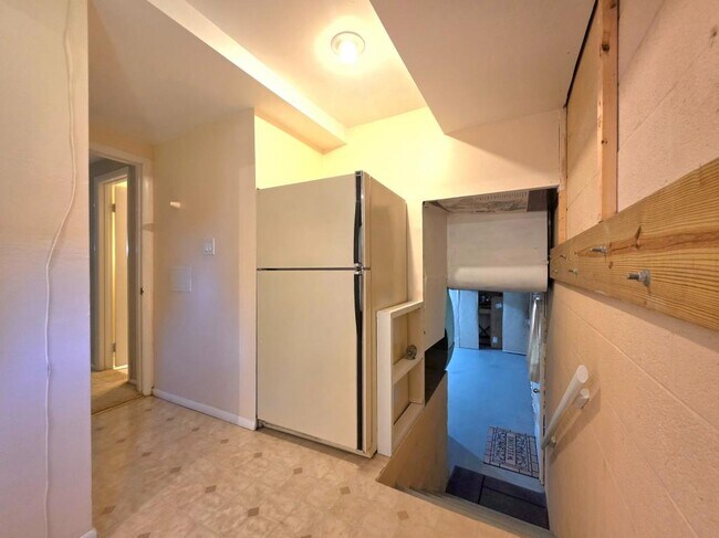 Building Photo - 2215 Collingwood Rd