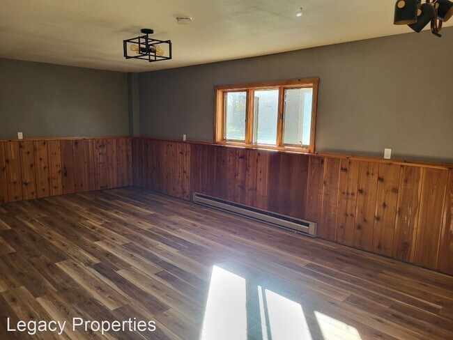 Building Photo - 4 br, 3 bath House - 110 W Graf St.