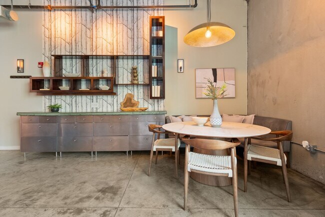 Building Photo - Spacious 2br loft with in-unit laundry and...