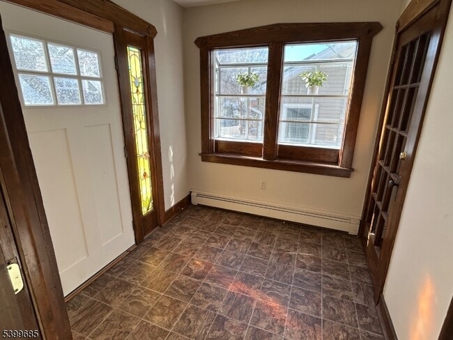 Building Photo - 256 E 7th St