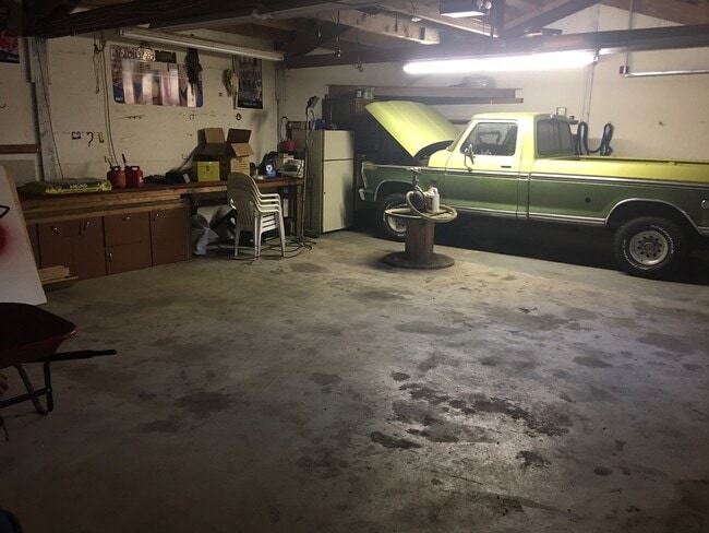 Building Photo - 3 Bedroom 1 Bath Home on large lot in Cascade Locks, OR