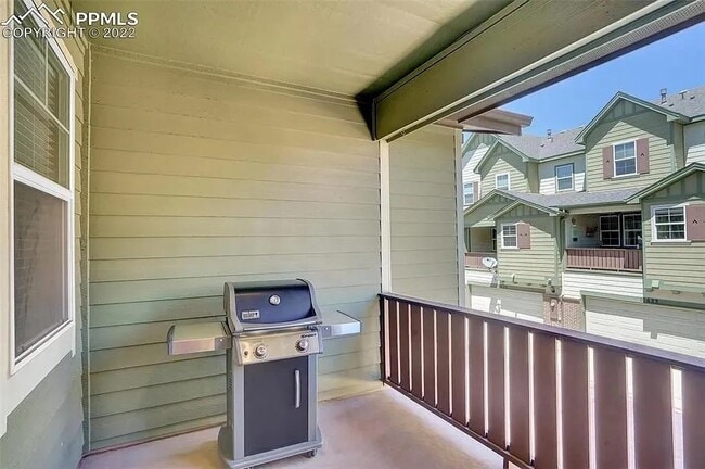 Building Photo - Beautiful 2 bedroom townhouse near Pine Cr...