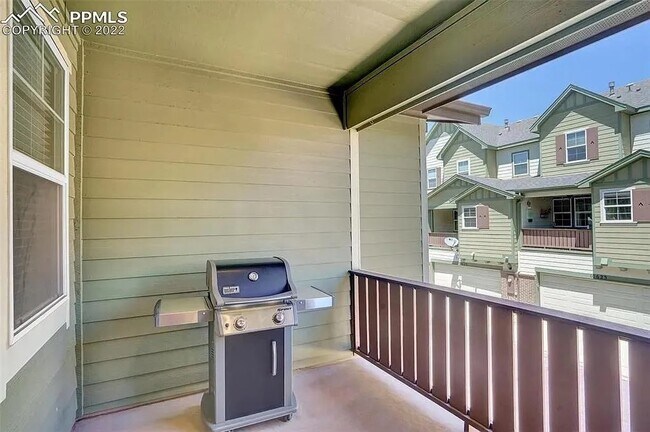 Building Photo - Beautiful 2 bedroom townhouse near Pine Creek!