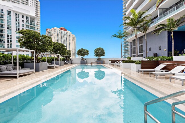 Building Photo - 1300 Brickell Bay Dr