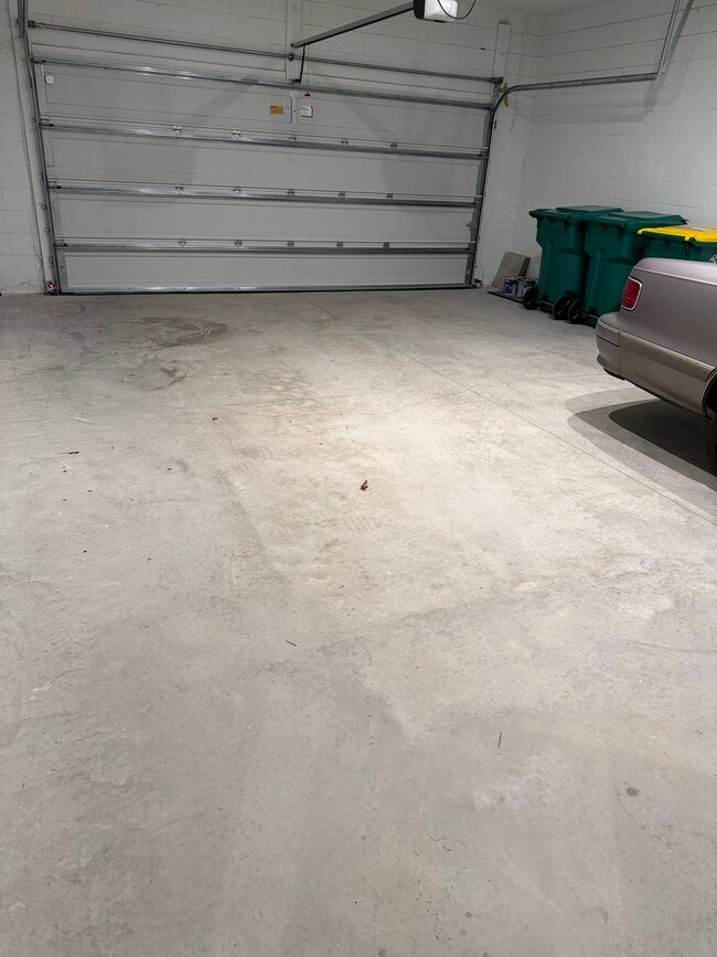 Building Photo - 882 Asterfield Ln