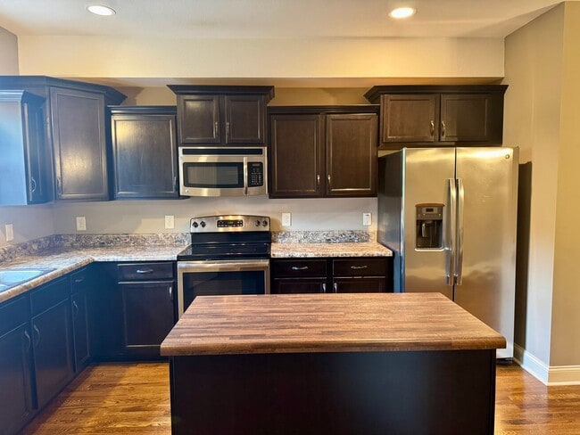 Building Photo - Luxury Townhouse! 2 Bed/2.5 Bath, 1 Car ga...