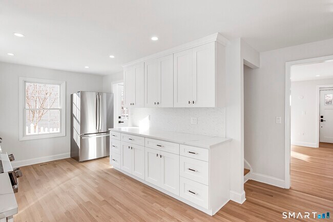 Building Photo - 10 Greenwood Ave