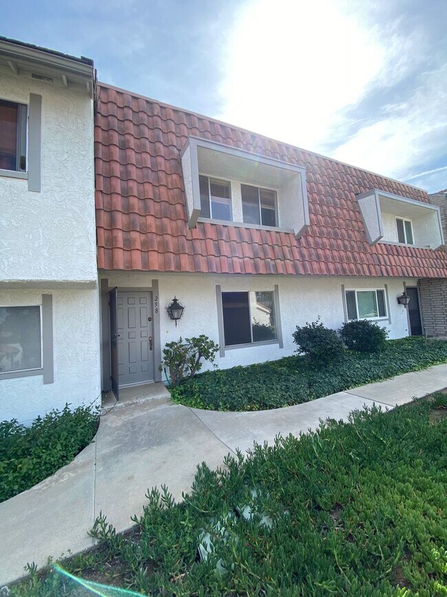 Primary Photo - 3 bed, 2 1/2 bath two story townhome in Th...