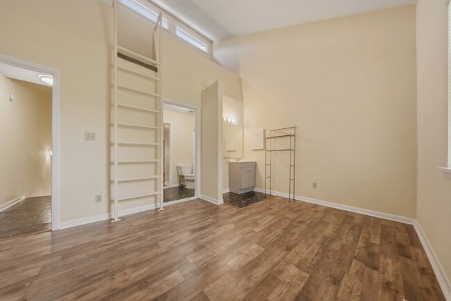 Building Photo - Spacious 2 bedroom townhouse with an additional loft located near TCC!