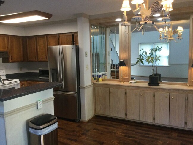 Building Photo - Yorktown Townhouse