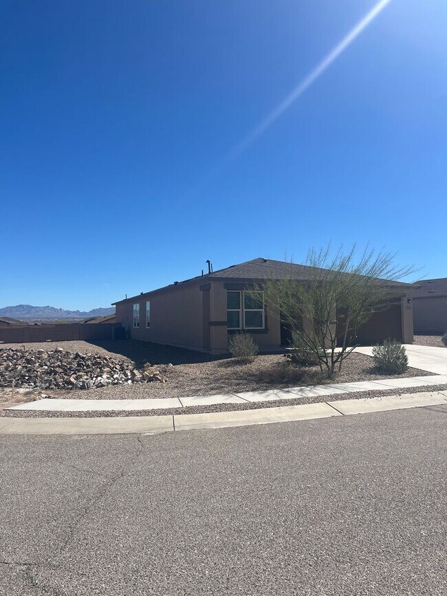 Building Photo - Beautiful 4 Bedroom 2 Bathroom split floor plan home in the newly built Turquoise Hills Neighborh...