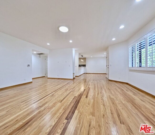 Building Photo - 805 N W Knoll Dr