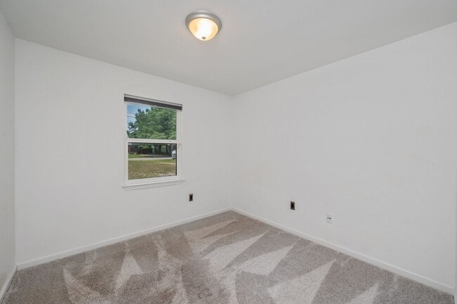 Building Photo - Charming Navarre Home on Nearly Half an Acre