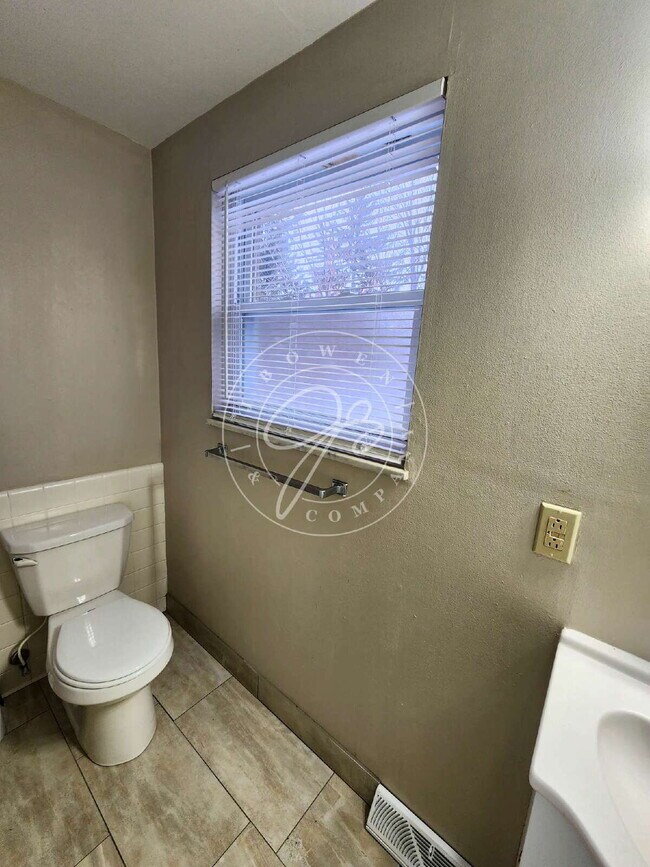 Building Photo - Sylvania Schools! Spacious 2-story, 3-bedroom, 2-bath home offering over 1,200 sq. ft. of living ...