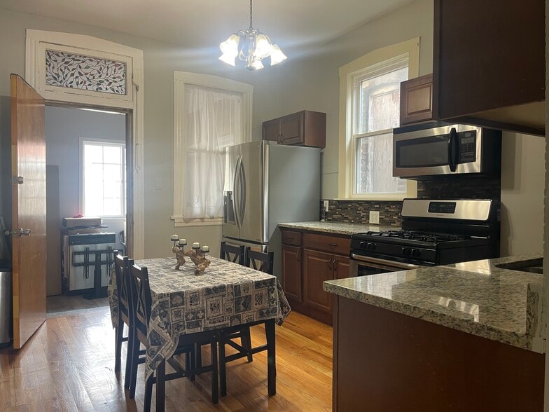 Building Photo - 1339 N Western Ave