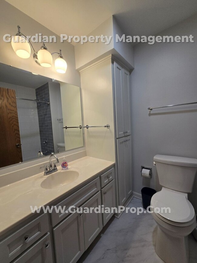 Building Photo - Available now! Spacious Shoreview Home, En...