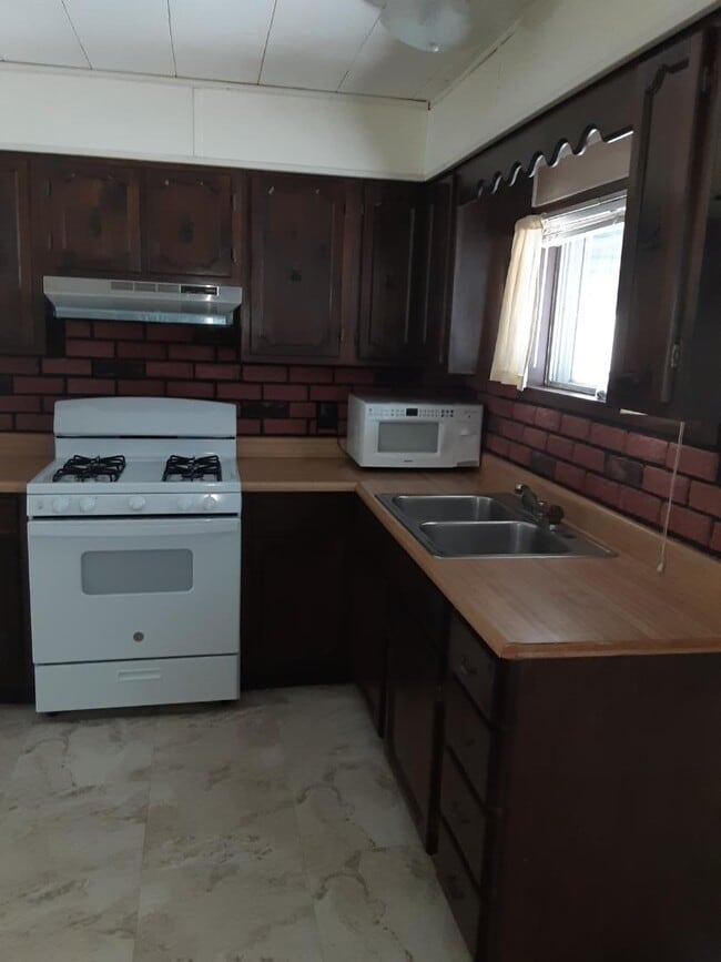Building Photo - 4230 Woodmere Dr