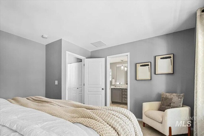 Building Photo - Charming 3 bedroom 2.5 bathroom in Desirable Area!