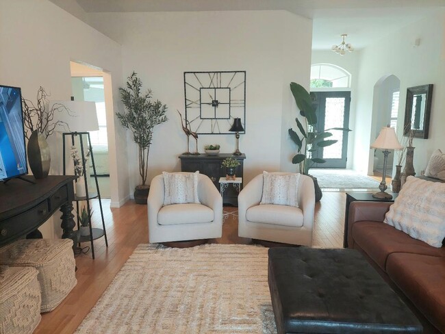 Building Photo - 1026 S Lake Mariam Dr