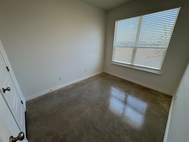 Building Photo - 636 Pacific Crest Trl