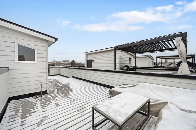 Building Photo - Modern 2-Bedroom Rowhome with Rooftop Moun...