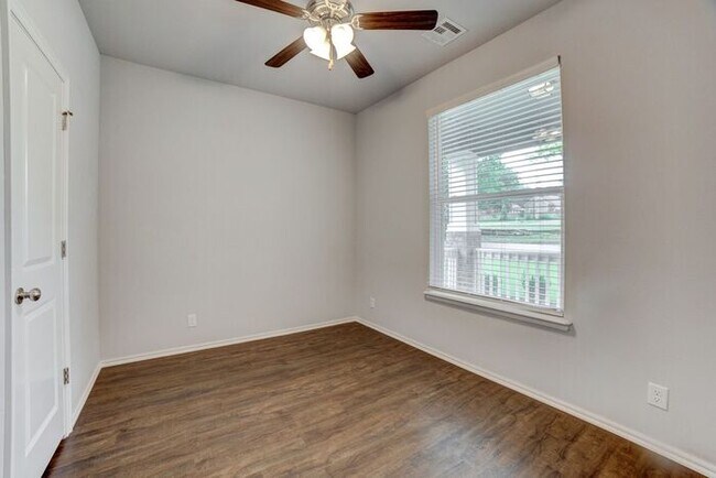 Building Photo - Unique 4/2/2 Near Downtown Tulsa!