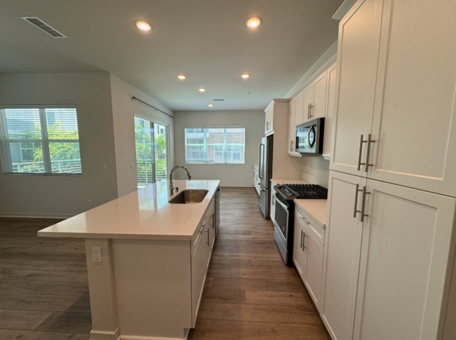 Building Photo - Luxurious 3 Bedroom 2 Bathroom Townhome in...