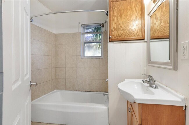 Building Photo - 1708 Lennox Ct