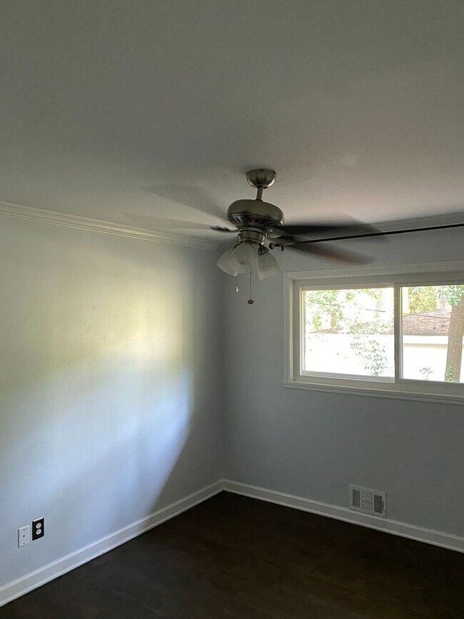 Building Photo - Amazing in town ranch awaits you!