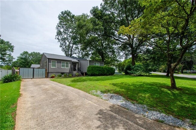 Building Photo - 729 Sunnybrook Dr