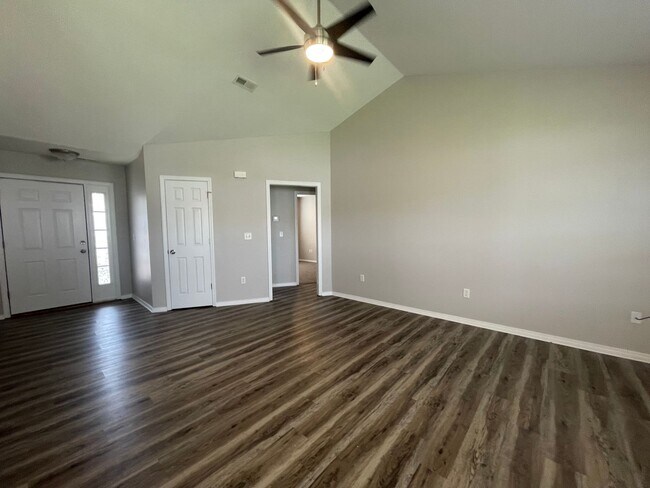 Building Photo - 139 Woodland Dr N
