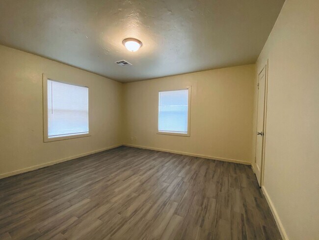 Building Photo - Charming 4 bedroom 1 bathroom- Ready to be leased Now!